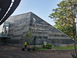 Tampak Depan Perpustakaan Pusat UI 2013