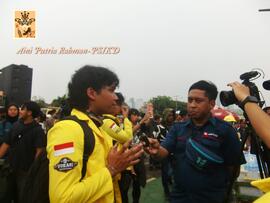 Foto Staff Departemen Kajian dan Aksi Stategis Badan Eksekutif Mahasiswa Vokasi Universitas Indonesia yang Sedang diwawancarai Oleh Saluran TV