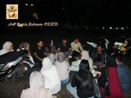 Foto Departemen Sosial Masyarakat di Depan Rektorat Pada Saat Malam Hari