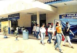 Pintu masuk Pemberhentian Kereta Api Stasiun Universitas Indonesia
