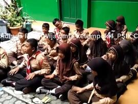 Item Arsip Foto Kegiatan Menyanyi Yel-yel Pramuka di Lapangan SDIT Baiturrahman