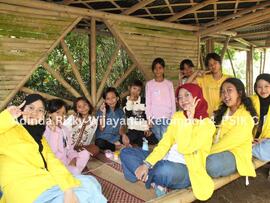 Item Arsip  Foto Kegiatan Eksperimen Gunung Meletus pada Pengabdian Masyarakat di Bogor