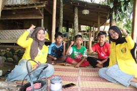 Foto Bersama Anak-Anak dan Mahasiswa UI pada Kegiatan Pengabdian Masyarakat Vokasi UI