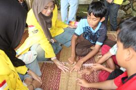 Foto Anak-Anak Bermain Permainan Tradisional pada Kegiatan Pengabdian Masyarakat Vokasi UI