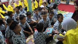 Foto Anak-Anak Peserta Kegiatan Bakti Sosial Program MRA Mengajar (RAMEN) di Sekolah Alternatif Anak Jalanan