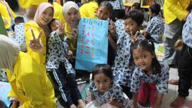 Foto Mahasiswa UI dan Anak-Anak Kelompok 2 pada Kegiatan Bakti Sosial Program MRA Mengajar (RAMEN) di Sekolah Alternatif Anak Jalanan