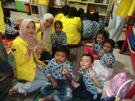 Foto Mahasiswa UI dan Anak-Anak Kelompok 2 pada Kegiatan Bakti Sosial Program MRA Mengajar (RAMEN) di Sekolah Alternatif Anak Jalanan