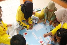 Foto Anak-Anak yang Belajar Mewarnai pada Aksi Bakti Sosial dan Berbagi Ilmu, Program RAMEN (MRA Mengajar) di Kampung Buku