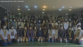 Foto Brigita dan teman sekelas SMP di acara pelepasan SMPN 1 Kediri