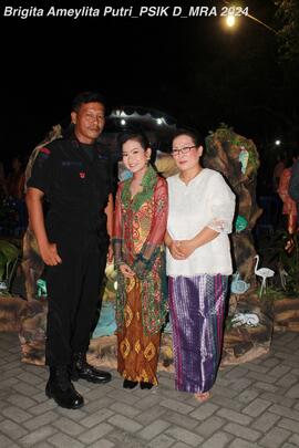 Foto Brigita dan orang tuanya di acara Pelepasan Peserta Didik Kelas VI SD Katolik Frateran I Kediri