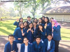 Foto Brigita bersama teman dan guru di Istana Tampaksiring Bali