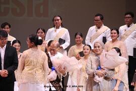 Penyerahan Bunga Untuk Conductor