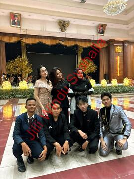Foto Jilli Windu Syahalla bersama teman pada saat kelulusan SMA