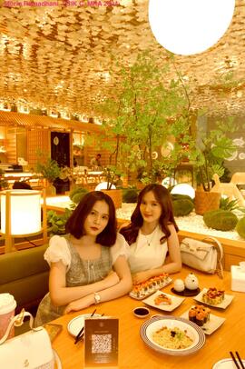 Makan Sushi Bersama