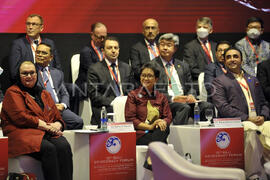 Retno Marsudi 2022 - Foto Menteri Luar Negeri Retno Marsudi bersama Minister of Foreign Affairs of Bosnia and Herzegovina Bisera Turkovic dan Minister for Foreign Affairs Islamic Republic of Pakistan Bilawal Bhutto Zardari pada pembukaan Bali Democracy Forum (BDF) ke-15 di Bali Nusa Dua Convention Center (BNDCC), Badung, Bali, Kamis (8/12/2022)