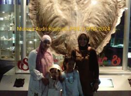 Item Arsip Foto Audri bersama Teman dan Orang Tua pada saat Study Tour di Sea World Ancol, Jakarta Utara