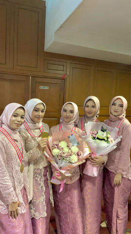 Foto Wisuda Bersama Teman